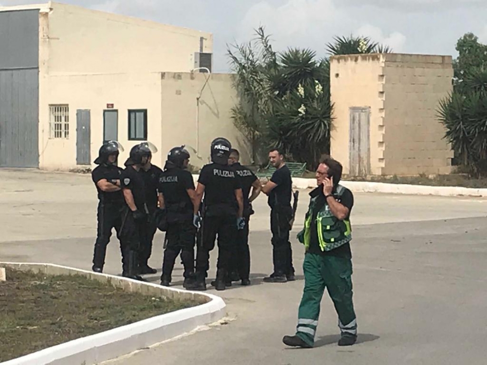 Preżenza kbira ta' Pulizija quddiem iċ-ċentru