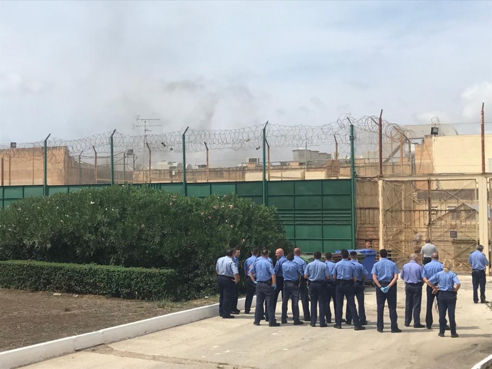 Preżenza kbira ta' Pulizija quddiem iċ-ċentru