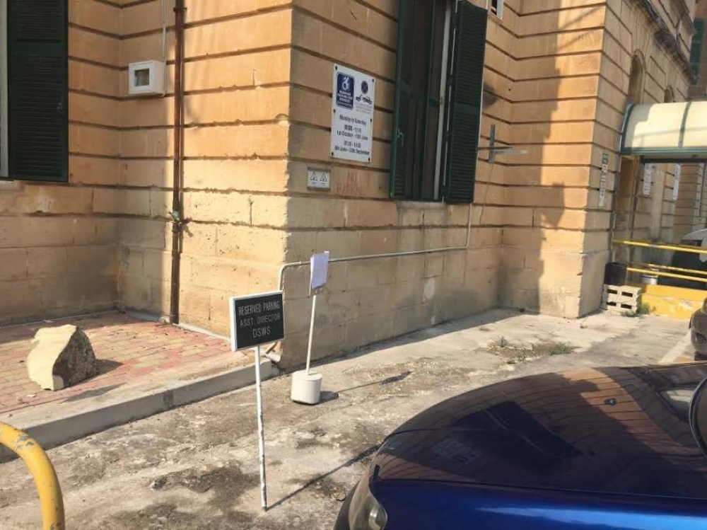 'Jidher li din mhix l-ewwel ġebla li waqgħet mill-faċċata