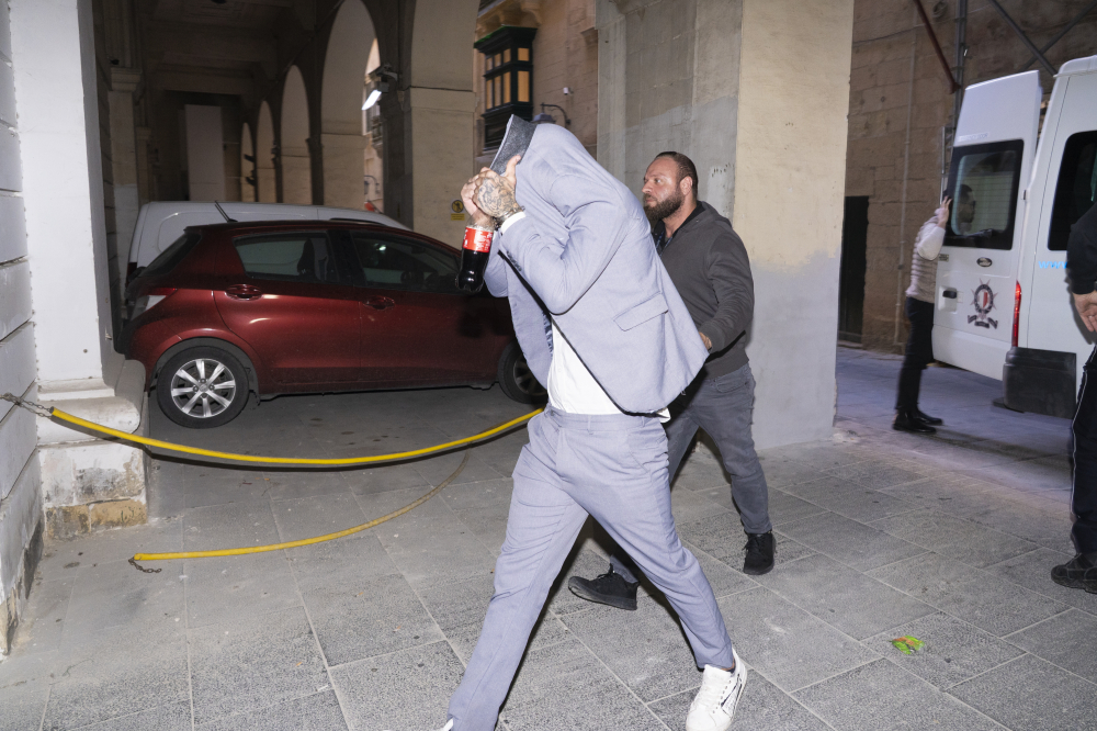 Cleavon Pace jgħatti wiċċu hekk kif jiġi skortat fil-qorti (Ritratt: James Bianchi/MaltaToday)