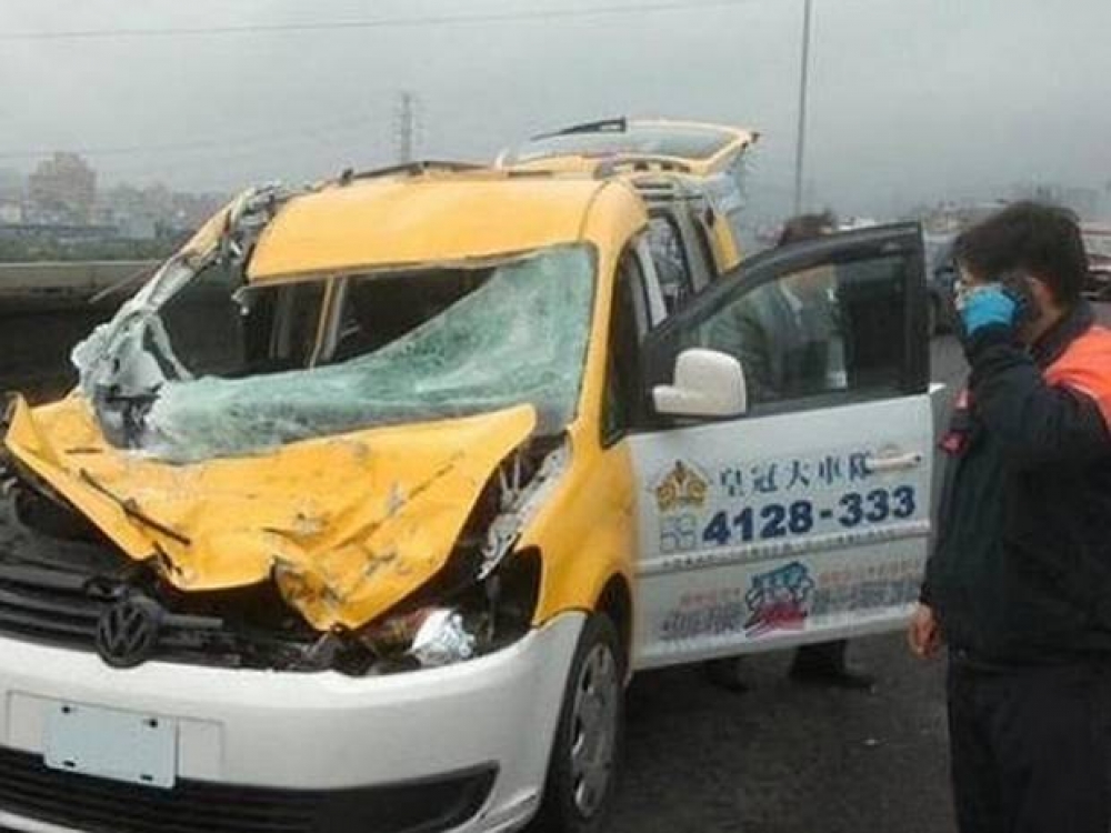 It-taxi li ntlaqtet mill-ġewnaħ tal-ajruplan