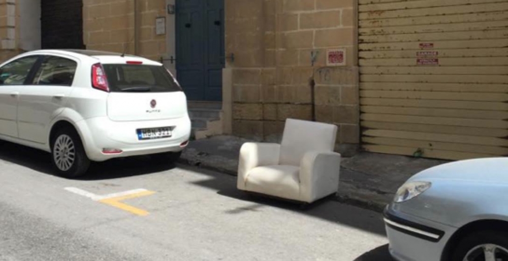 Eżempju ta’ skart mormi fit-toroq prinċipali