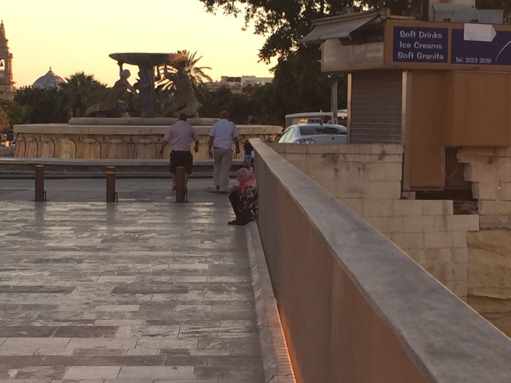 Tallaba fid-daħla tal-Belt - minkejja li hija illegali