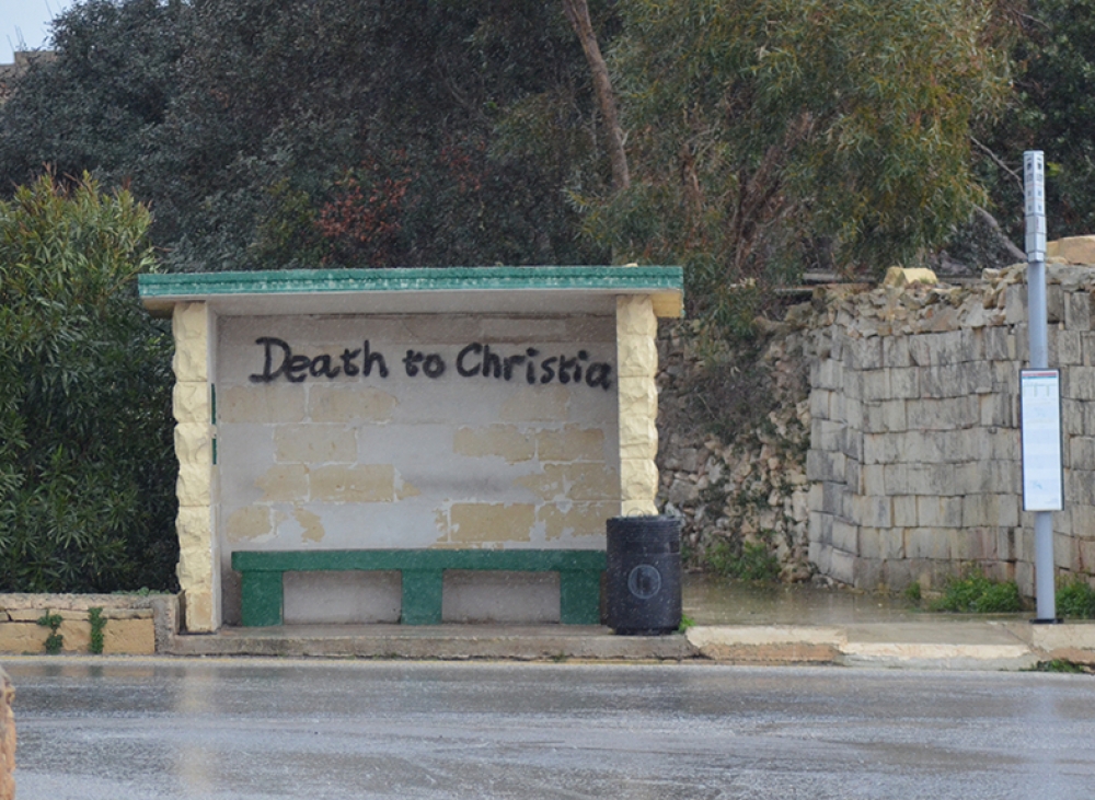 Il-Bus Shelter faċċata tad-daħla ta' Ħaġar Qim. Ritratt John Pisani