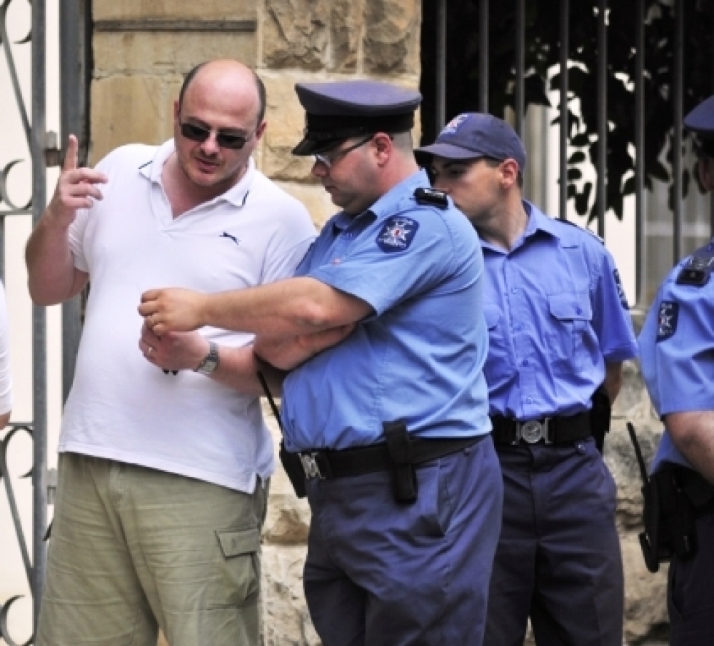 Tqassim ta’ dokumenti għall-votazzjoni minn għada minn uffiċjali tal-Pulizija 