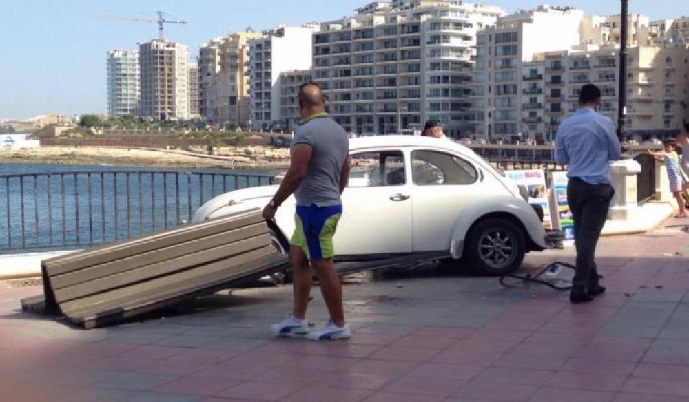 VW Beetle tibqa' tiela fuq bankina f'Tas Sliema