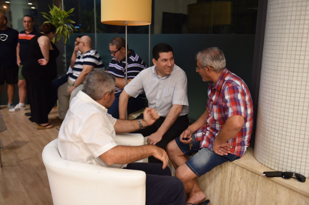 Clyde Puli jitkellem ma' n-nies fid-Dar Ċentrali tal-PN