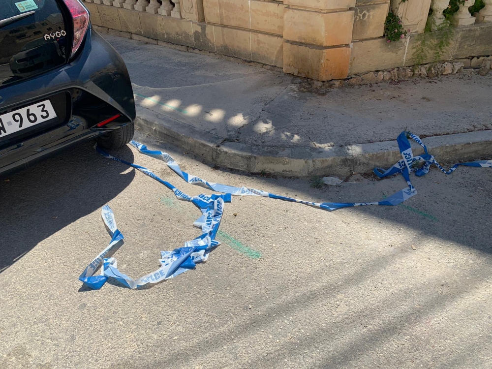 Tape tal-Pulizija dalgħodu quddiem ir-residenza ta' Melvin Theuma