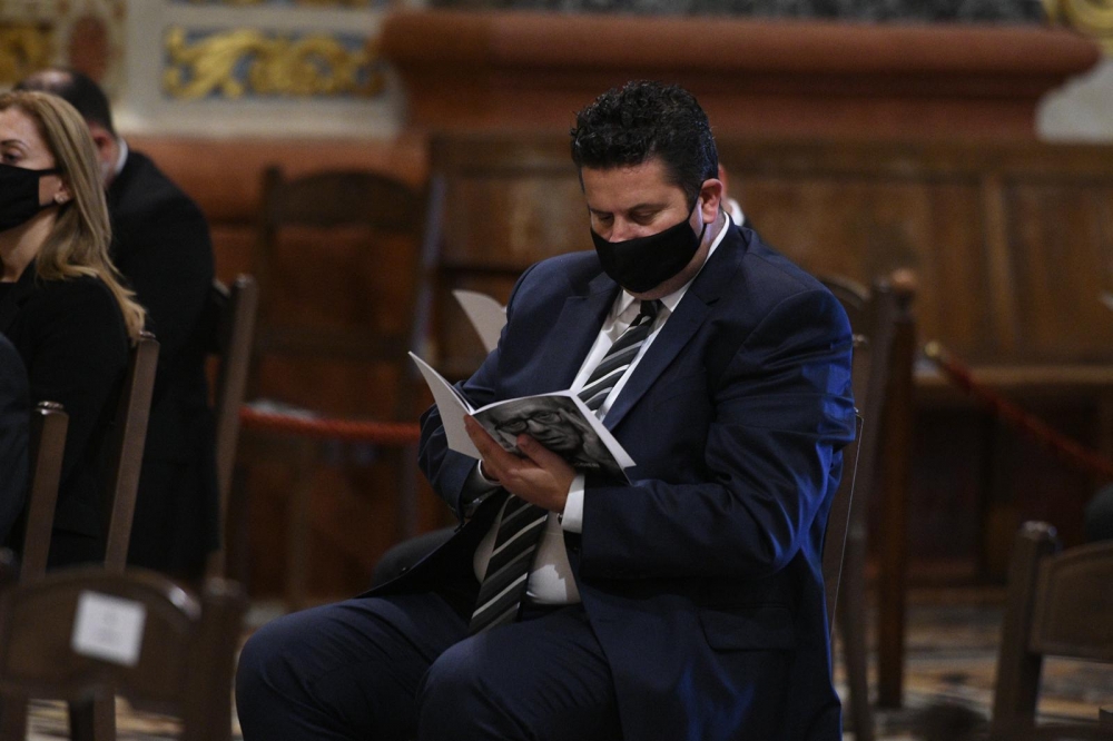 Politiċi, qraba ta' Oliver Friggieri u akkademiċi jattendu għall-quddiesa tal-funeral