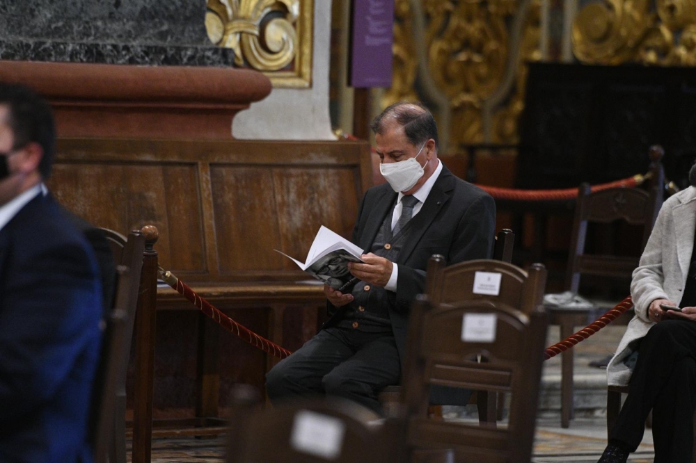 Politiċi, qraba ta' Oliver Friggieri u akkademiċi jattendu għall-quddiesa tal-funeral