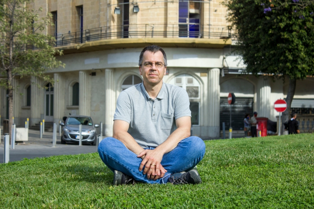 Marc Zimmermann quddiem ir-Rialto ta' Bormla jitkellem mal-ILLUM