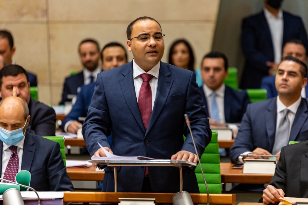 Mill-Kamra jagħti ħarsa...