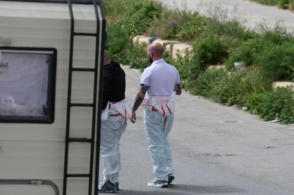 Membri tal-Forensika preżenti fuq il-post