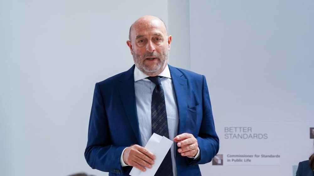 Il-Kummissarju għall-Istandards George Hyzler