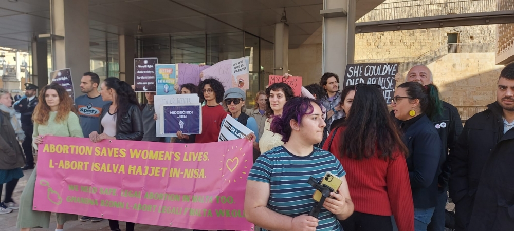 Attivisti favur l-abort waqt li kien qed jittieħed il-vot