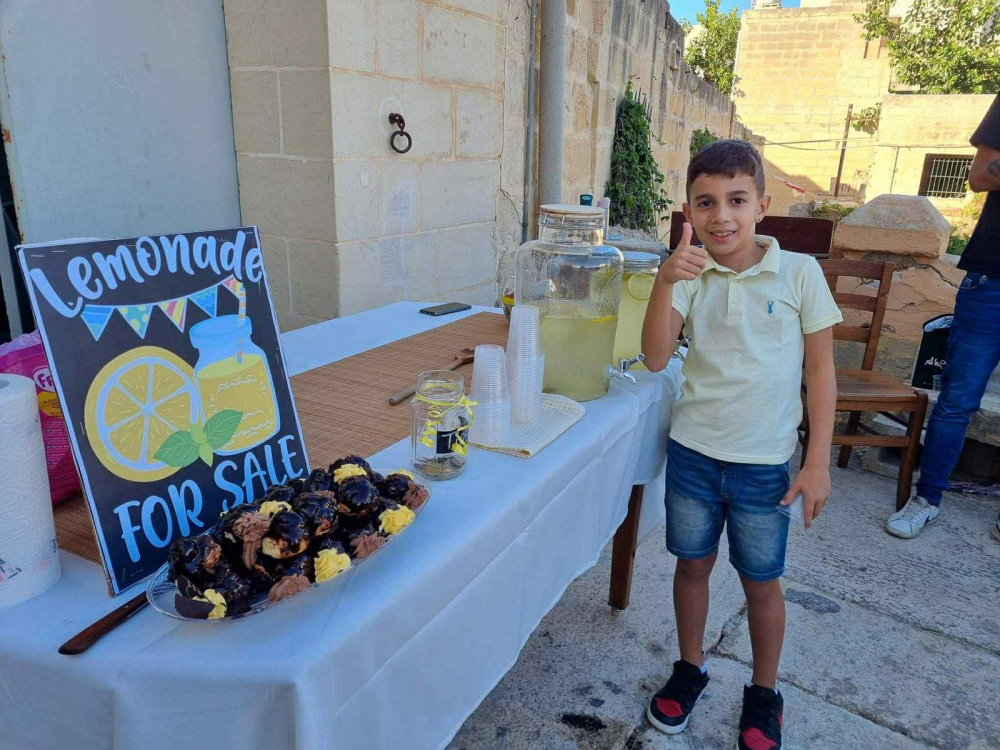 Qalb żgħira, ġest kbir — Il-lemonade ta’ Rhyson għal Puttinu