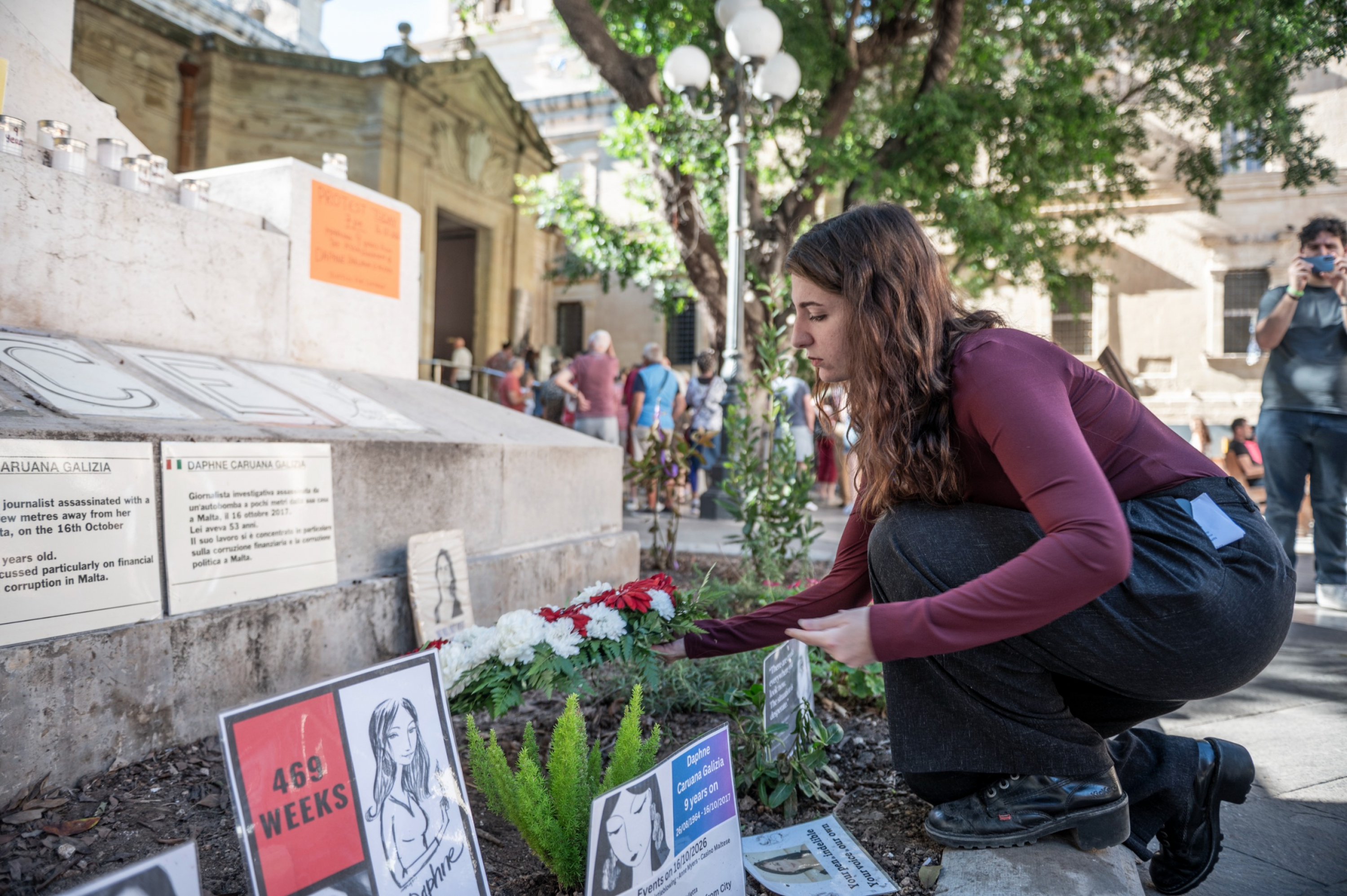 Ġurnalisti jinġabru quddiem il-monument tal-Assedju l-Kbir disa’ snin wara l-qtil ta’ Daphne