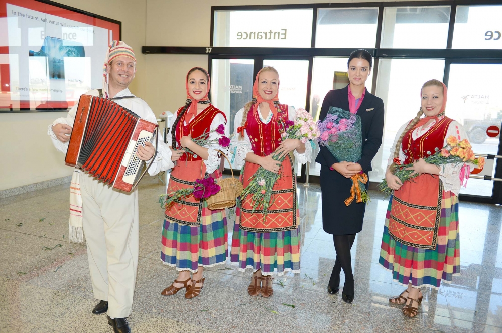 Il-passiġġieri ntlaqgħu minn żeffiena libsin il-kostumi tradizzjonali Maltin 