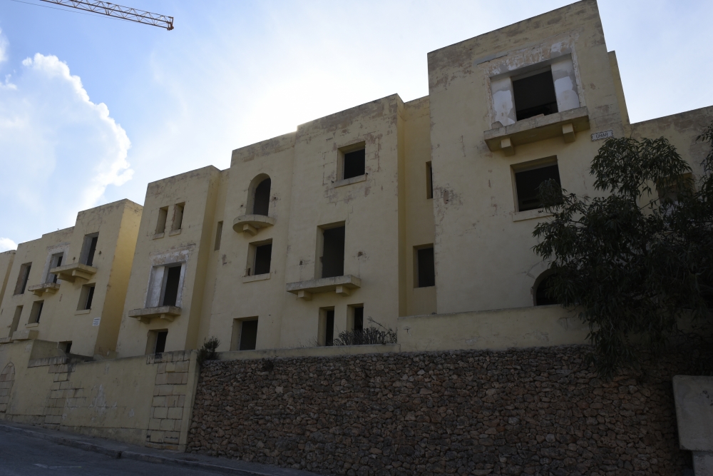 Il-Mistra Village, f'telqa u abbandun