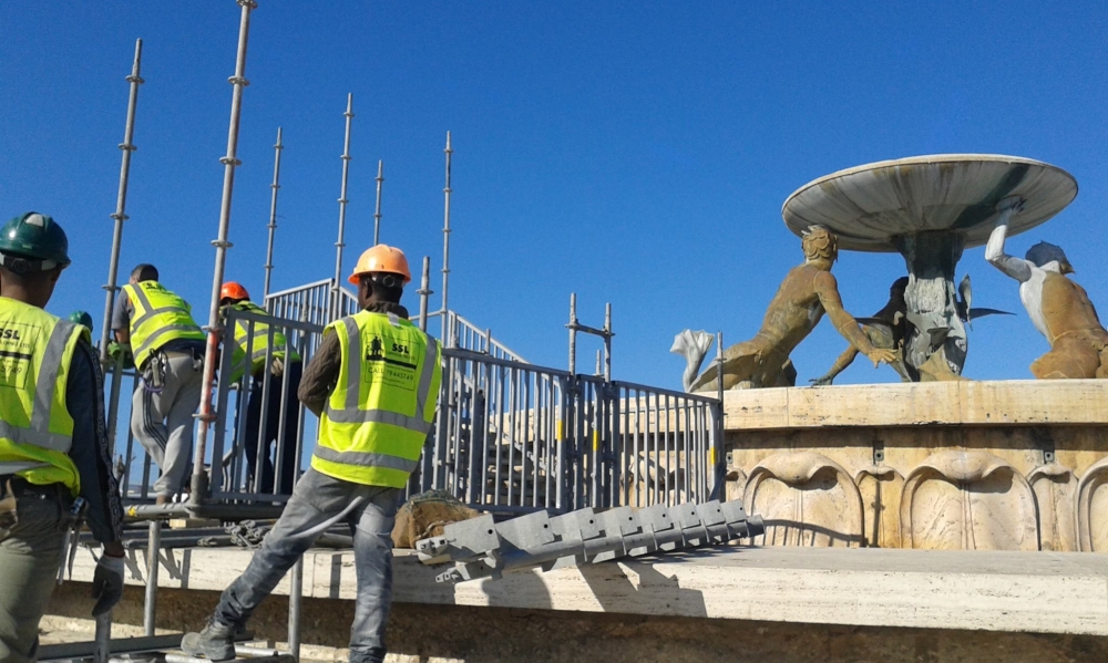 Jibda x-xogħol fuq il-funtana tat-Tritoni