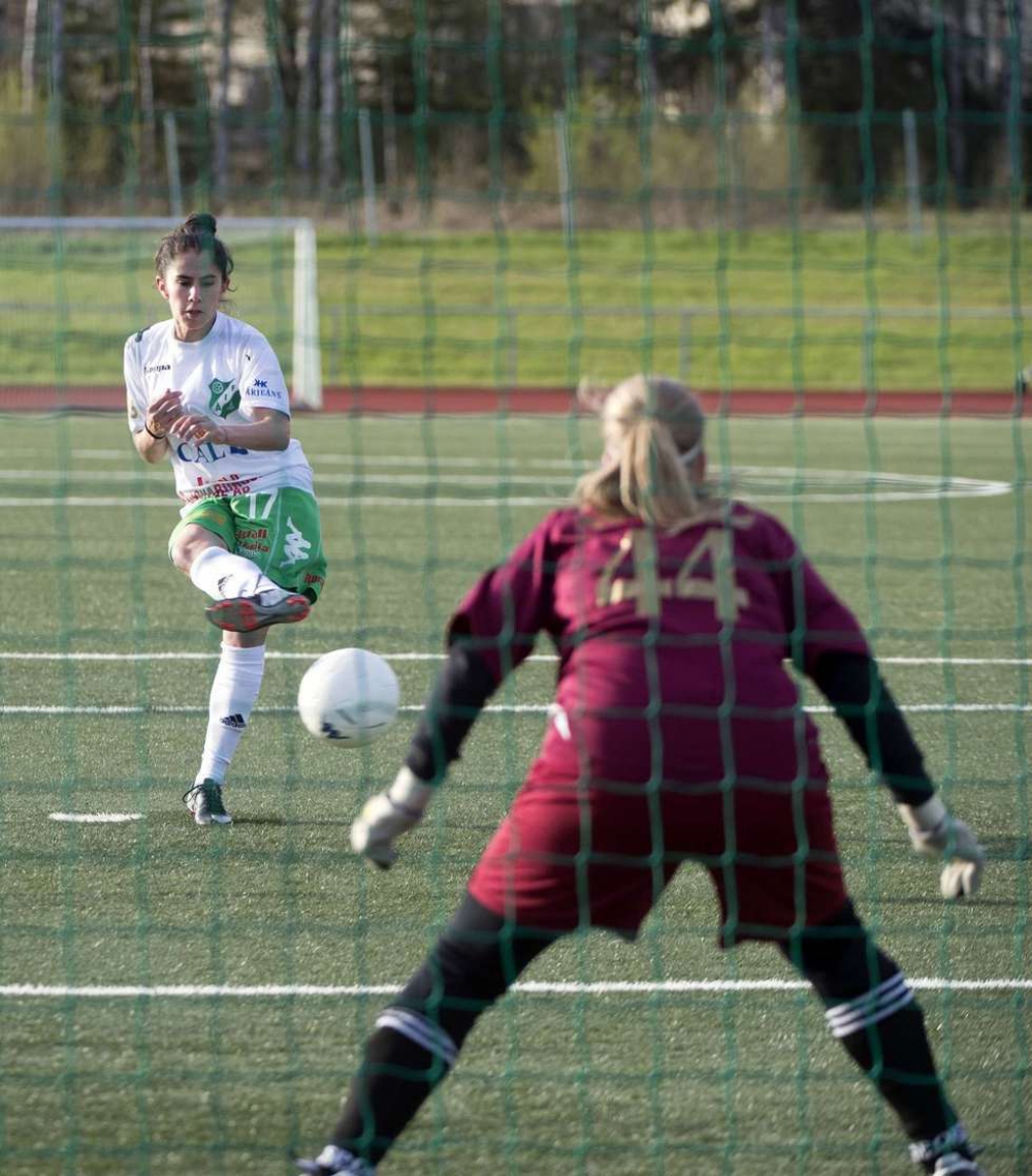 Ylenia Carabott tindirizza xutt lejn il-goalkeeper ta’ Ange IF, waqt sessjoni ta’ taħriġ tal-istess tim fl-Isvezja