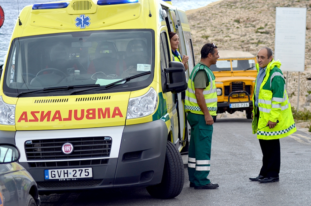 It-tim mediku li rrisponda għas-sejħa tal-għajnuna f'Wied iż-Żurrieq.  Ritratt John Pisani