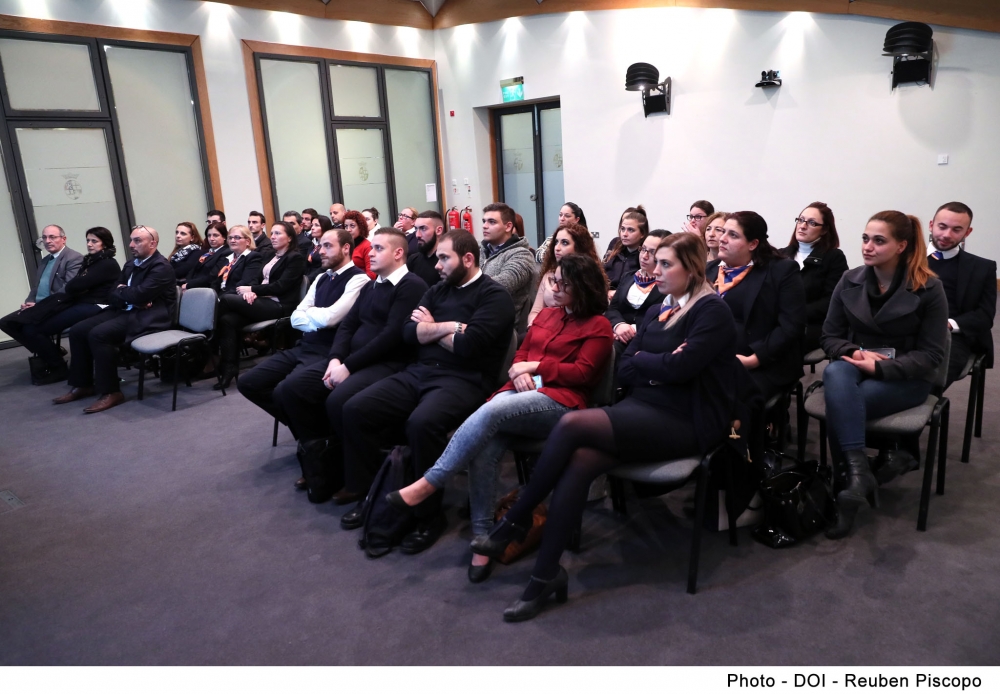 Il-ħaddiema ta' Identity Malta waqt it-taħriġ