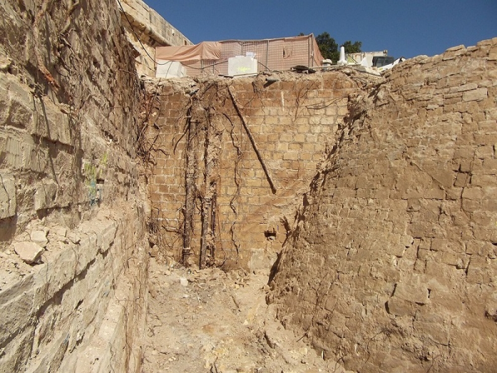 Is-sejna ta' ħitan antiki fin-naħa fejn kiuen hemm il-latrini pubbliċi