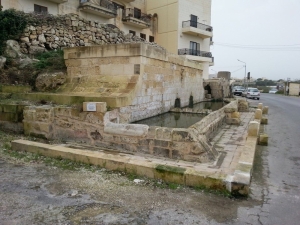 Voluntier waħdu  jnaddaf post storiku fir-Rabat