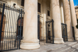 Siġra li qatlet sewwieq fl-Imrieħel kienet qed tinżamm minn għerq wieħed biss, jixhed espert