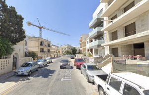 Erba’ residenti fis-Swieqi jsostnu li pulizija armati għamlu rejd fl-appartament ħażin