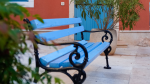 Anzjan mill-Imqabba mmultat wara li poġġa bank fit-triq mingħajr permess