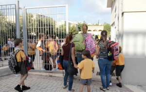 Il-Ġenituri jgħidu le għal Proposta biex l-iskejjel jiftħu siegħa qabel