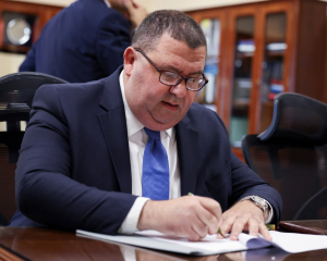 Glenn Bedingfield jiffirma avviż legali dwar multi fuq il-post għal persuni mhux residenti