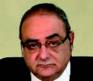 Simon Busuttil jaħsel idejh minn Austin Gatt, imma Beppe le