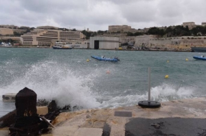 Aġġornata | Karozza tispiċċa fil-baħar f'Ta' Xbiex