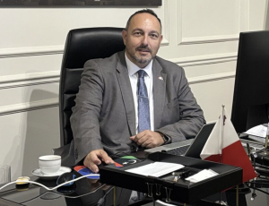 Eks ambaxxatur Malti akkużat bi stupru fl-Ambaxxata Maltija fi Tripli, jingħata l-ħelsien mill-arrest