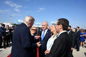 Hamas twassal 20 ostaġġ Iżraeljan lir-Red Cross hekk kif Trump jasal l-Iżrael
