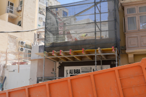 Residenti fil-Gżira mħassba wara li xogħlijiet ta’ skavar għamlu ħsara f’ħajt ta’ proprjetà