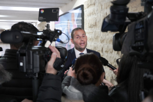 Abela jiddefendi lil Galdes, jgħid li m’hemm l-ebda sinjal ta’ aġir ħażin