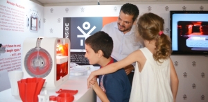 Flixkun tal-Coca-Cola inbidel f’cover tal-mowbajl
