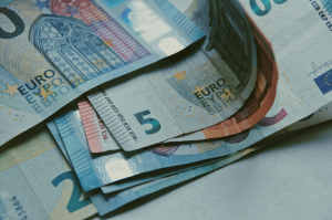 Mara akkużata li qarrqet b'anzjana ta' 94 sena b'aktar minn €160,000 tinżamm taħt arrest