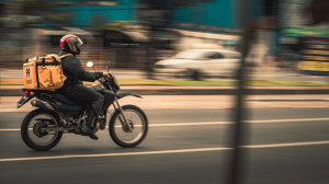 Żewġ impjegati tal-iGaming akkużati bi traffikar ta’ droga permezz ta’ couriers tal-ikel