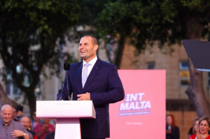 Robert Abela jappella lill-votanti biex ma jibqgħux lura milli jivvutaw