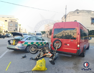 Raġel fuq mutur imut f’inċident ma’ vann tal-iskola