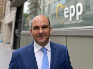 Peter Agius jipproponi tnaqqis ta’ 50% fit-tariffi tal-ETS għat-trasport lejn u minn Malta