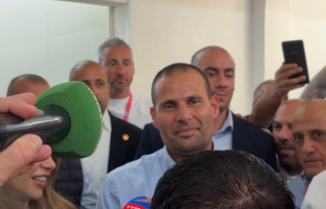 Il-Prim Ministru Robert Abela jasal fiċ-ċentru tal-għadd tal-voti