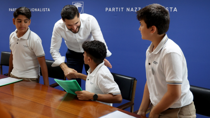 Alex Borg jiltaqa’ ma’ studenti li ressqu proposti dwar l-ambjent u t-traffiku