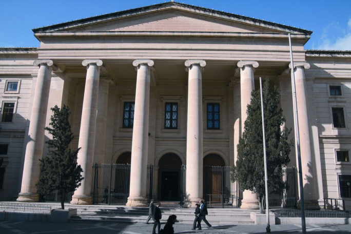 Raġel jammetti li hedded ħaddiem b’sikkina waqt serqa ta’ €180 minn Convenience Store fix-Xgħajra