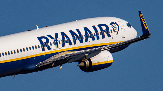 Titjira ta’ Ryanair lejn Malta tiddevja wara li laqtet tajra waqt it-tluq minn Norwich